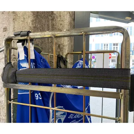 Focus sur le noeud de cravate de la sangle pour roll conteneur en cas d'utilisation dans un pressing