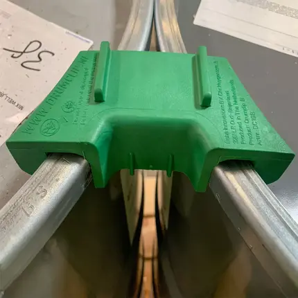 Protection de fûts drum-fix vert en situation sur deux fûts métallique à bonde.