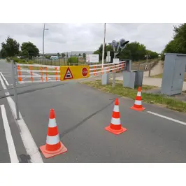 Barrière de signalisation à rangement manuel