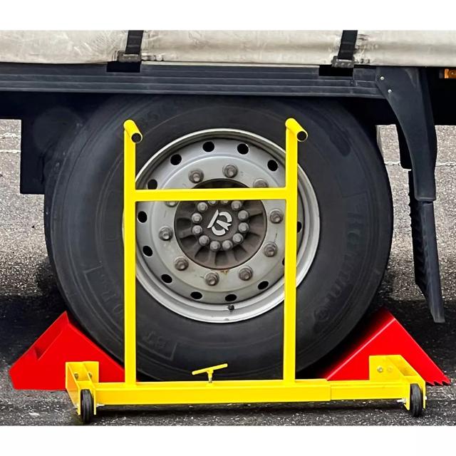 Cale de roue double jaune avec cales rouges immobilisant en cas réel un véhicule